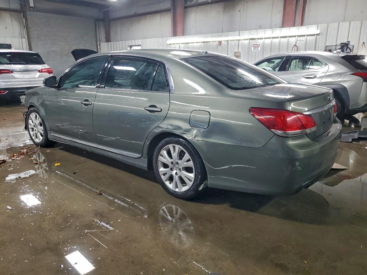 Toyota Avalon Base Image 10