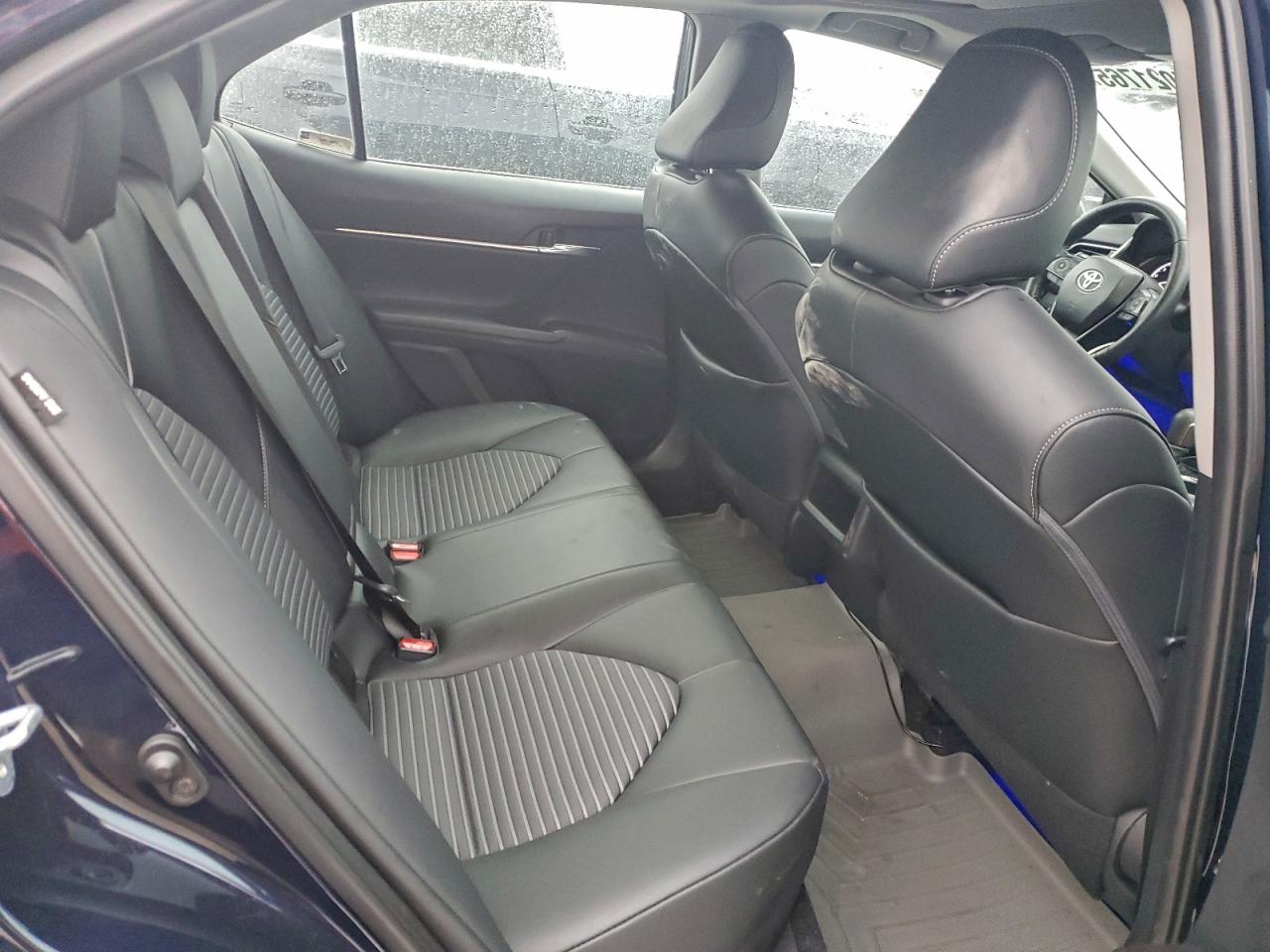 Toyota Camry Se Image 8