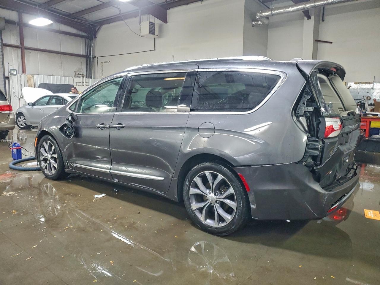 Chrysler Pacifica Limited Image 7