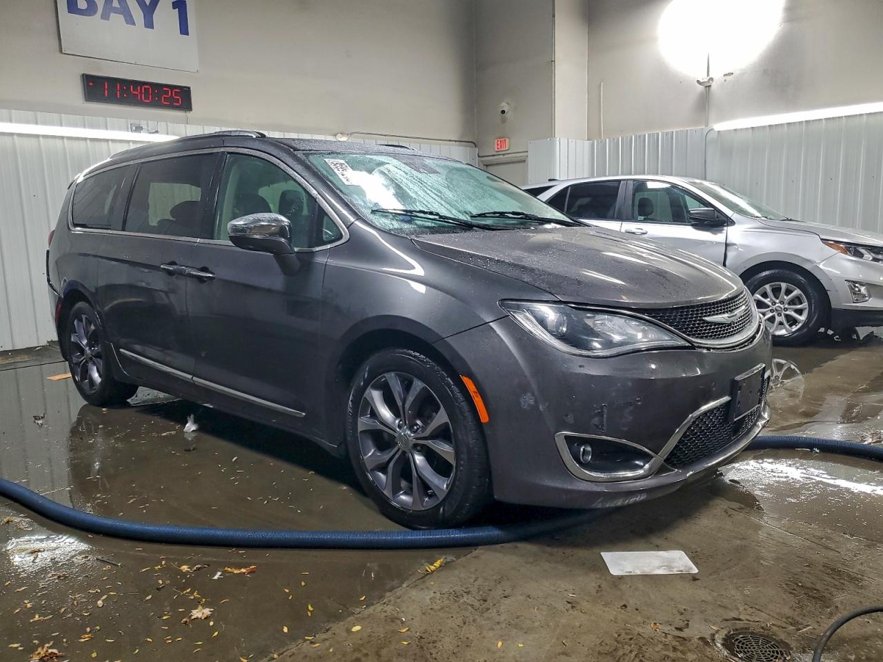 Chrysler Pacifica Limited Image 2