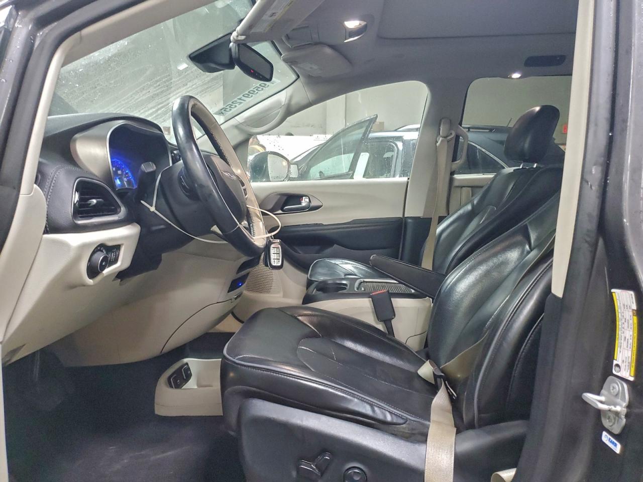 Chrysler Pacifica Limited Image 3