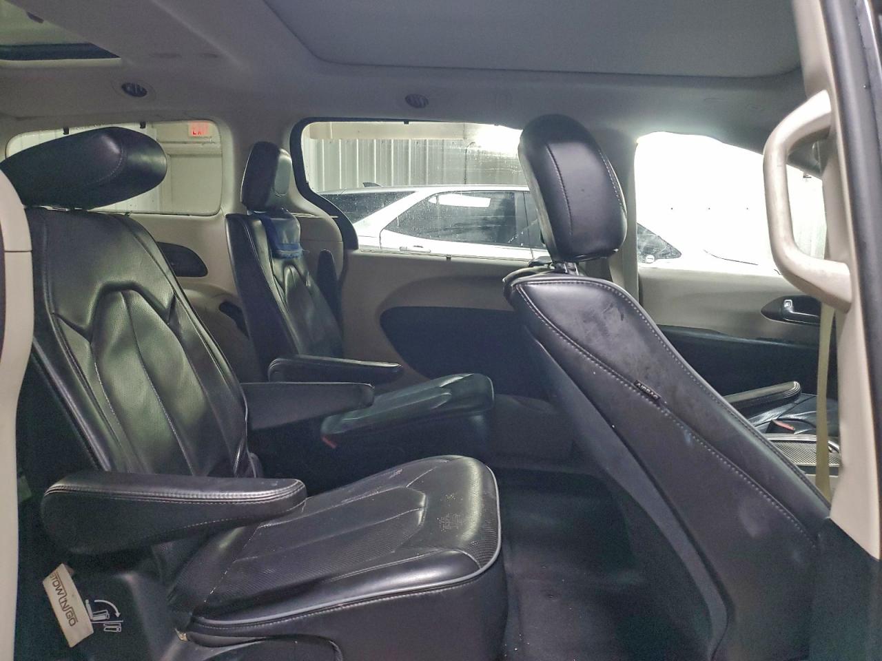 Chrysler Pacifica Limited Image 10