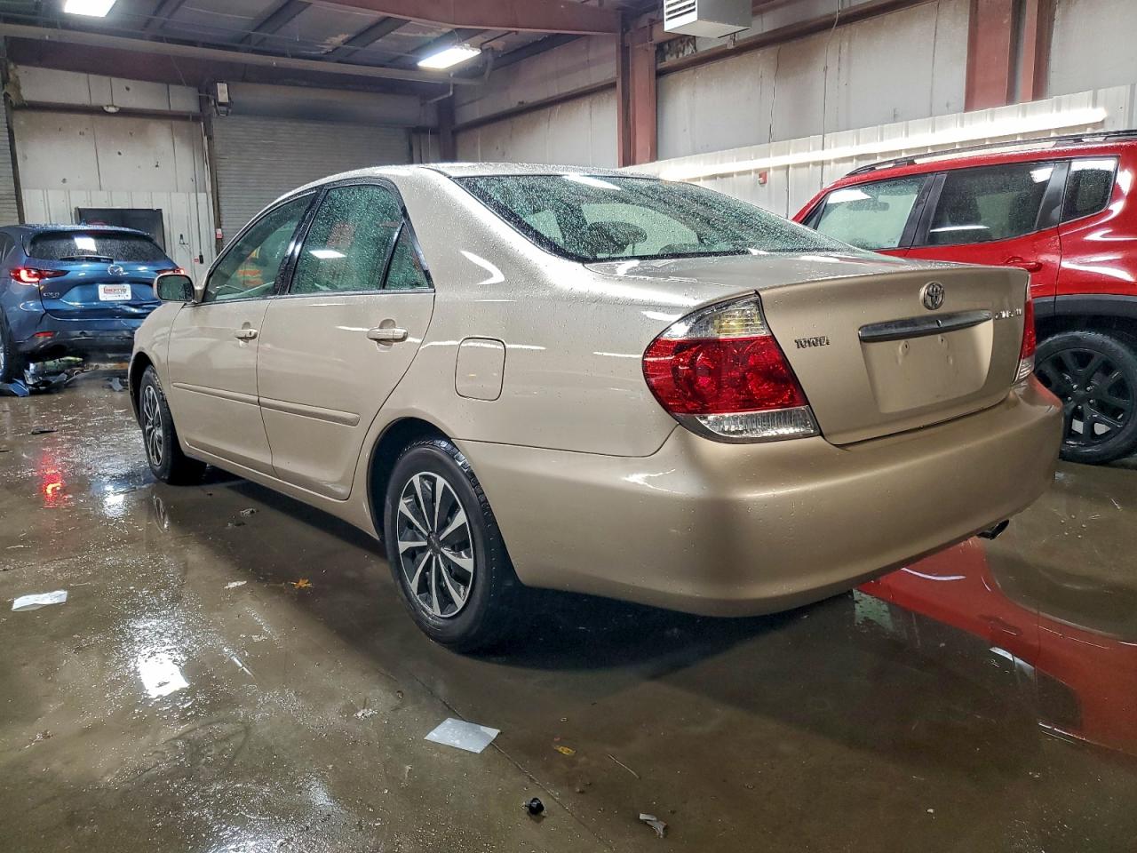 Toyota Camry Le Image 11