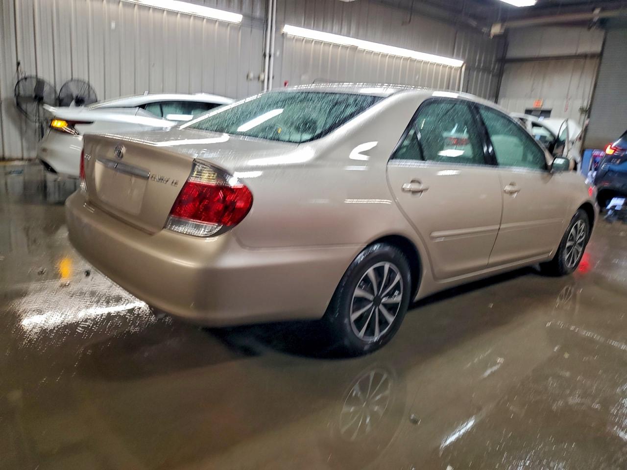 Toyota Camry Le Image 12