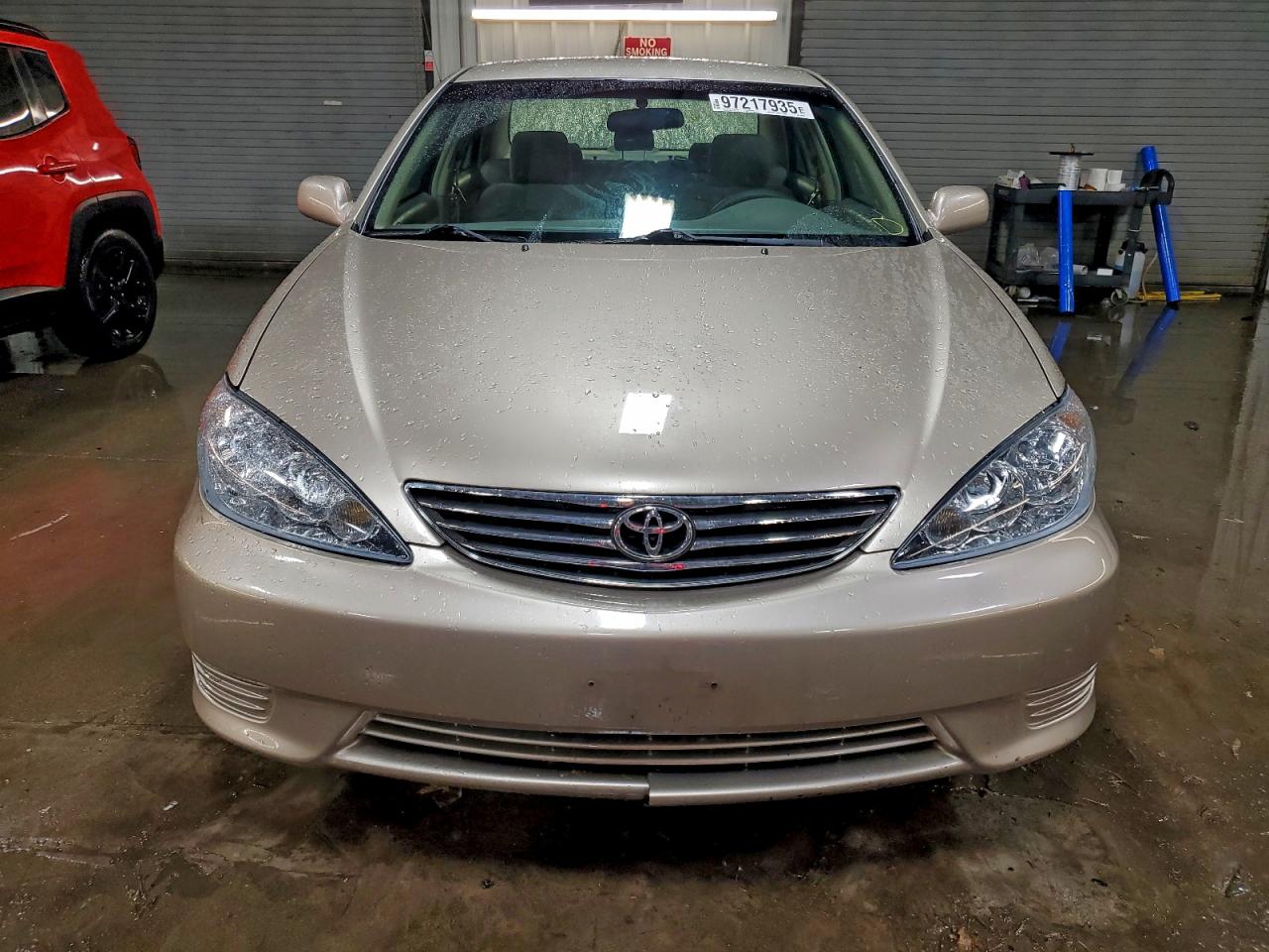 Toyota Camry Le Image 2