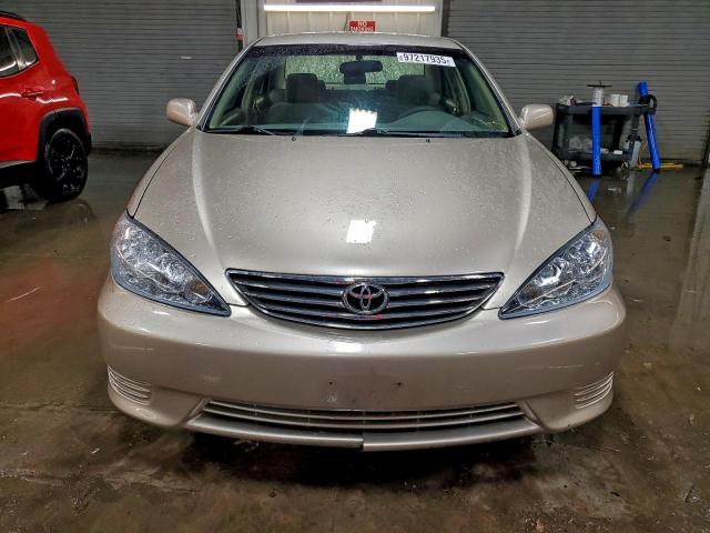 Toyota Camry Le Image 2