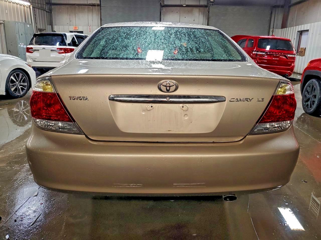 Toyota Camry Le Image 4