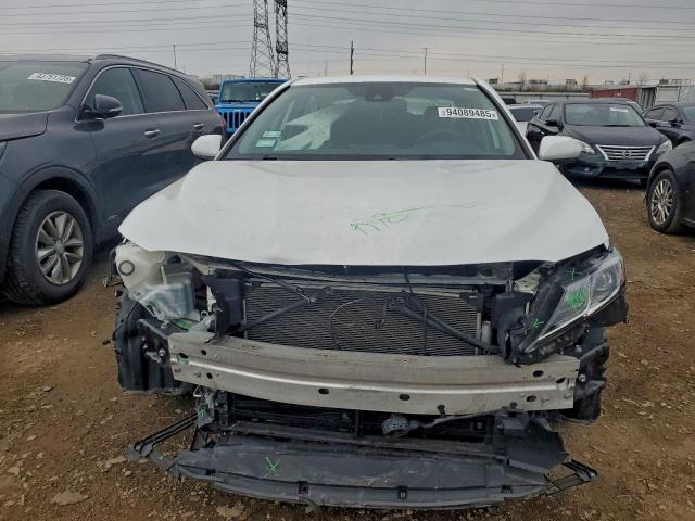 Toyota Camry Le Image 6