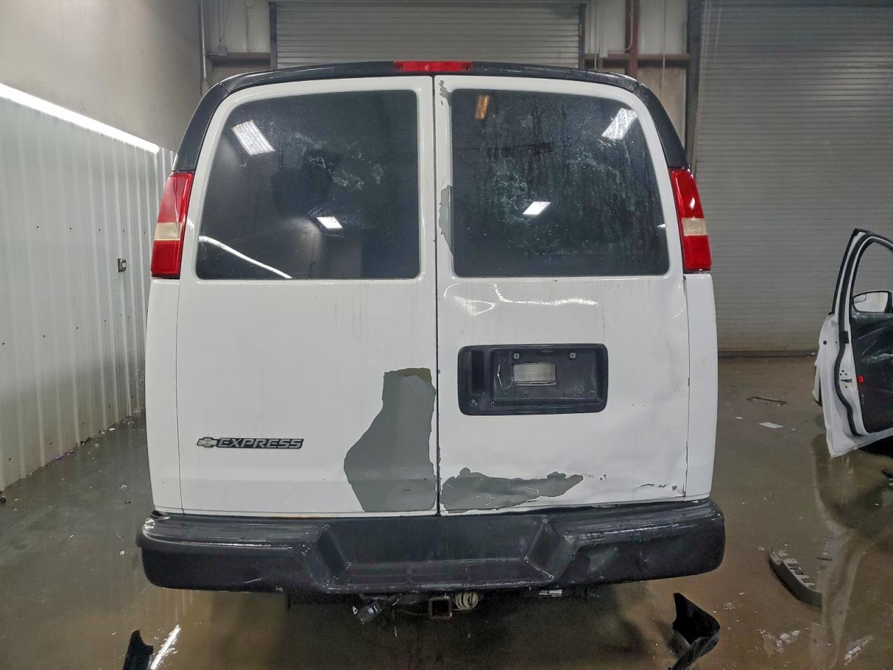 Chevrolet Express Image 5