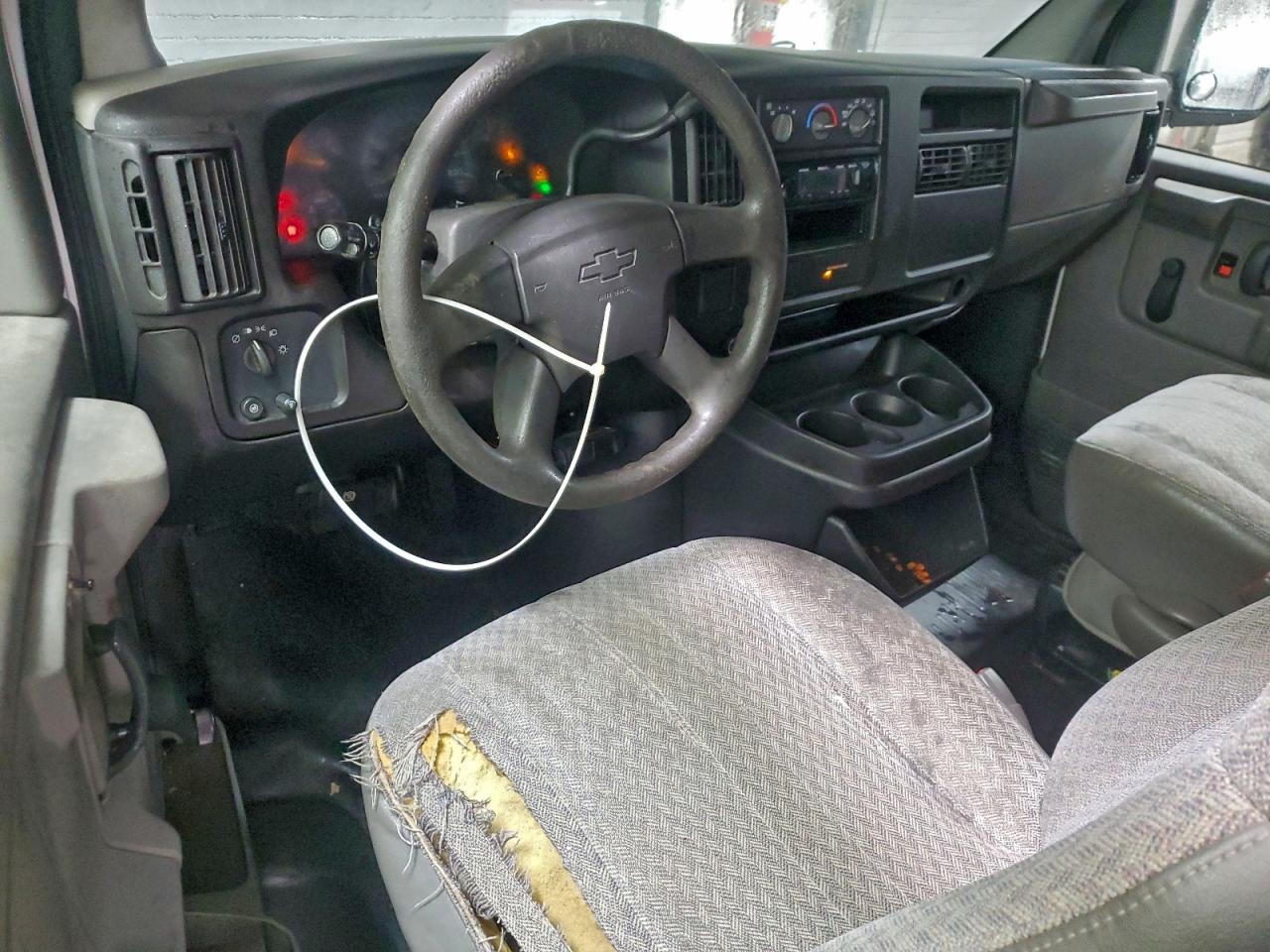 Chevrolet Express Image 8