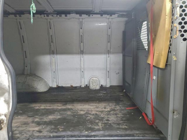 Chevrolet Express Image 2