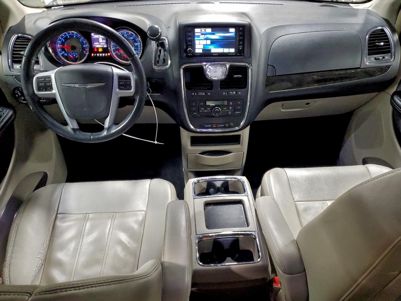 Chrysler Minivan Touring Image 9