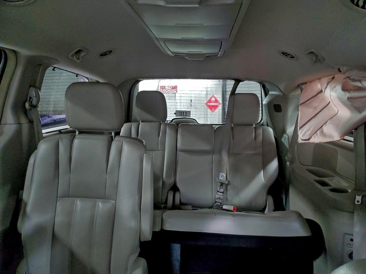 Chrysler Minivan Touring Image 5