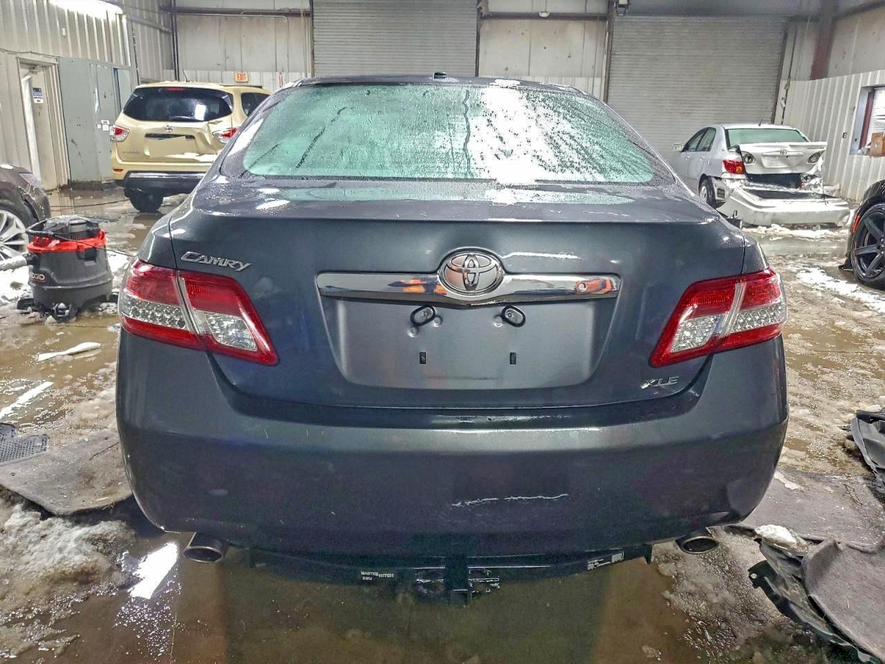 Toyota Camry Se Image 11