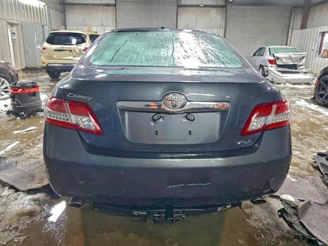 Toyota Camry Se Image 11