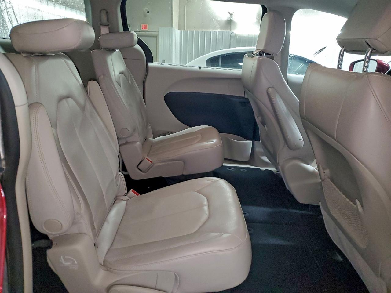 Chrysler Pacifica Touring L Image 9