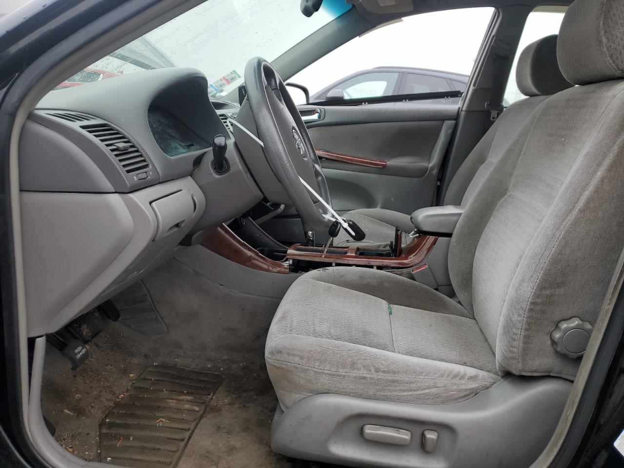 Toyota Camry Le Image 7