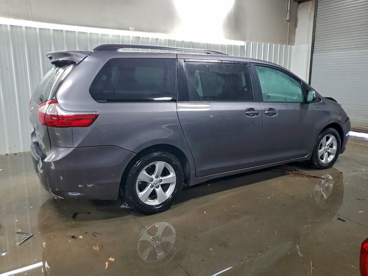 Toyota Sienna Le Image 10