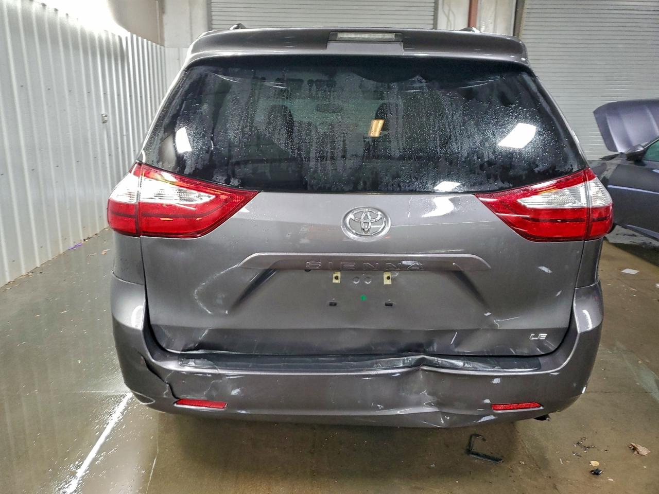 Toyota Sienna Le Image 2