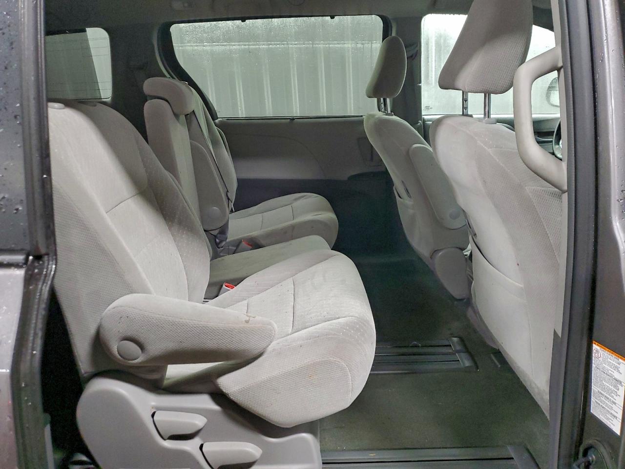 Toyota Sienna Le Image 9