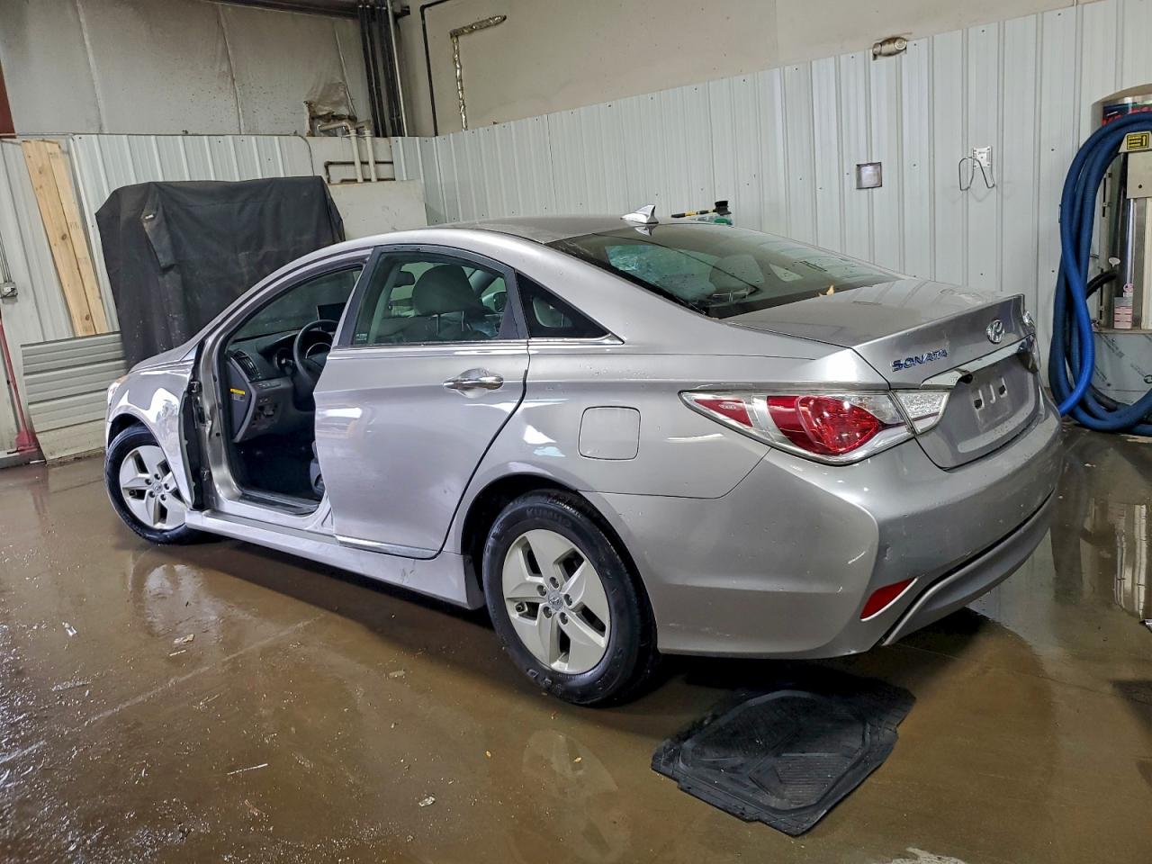 Hyundai SONATA Hybrid Image 11