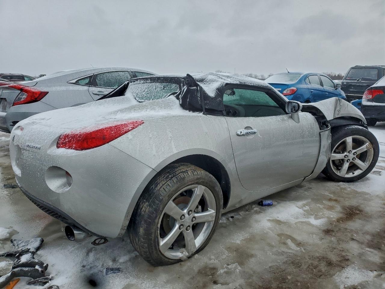 Pontiac Solstice Image 4