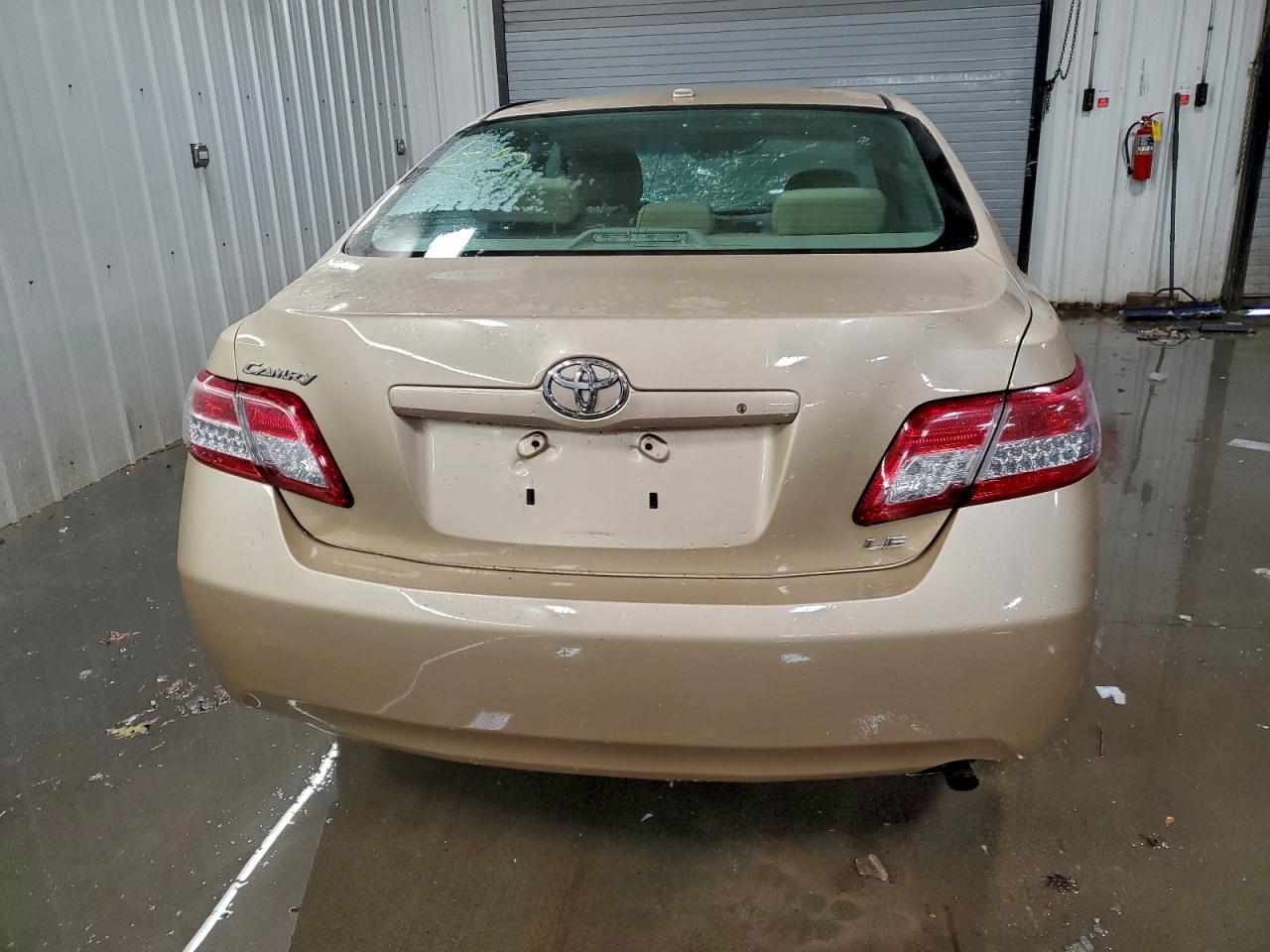 Toyota Camry Base Image 11
