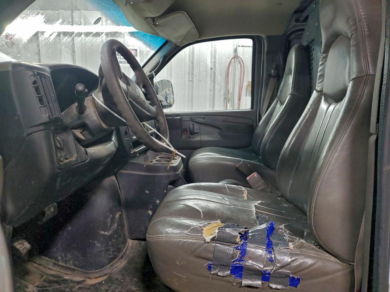 GMC Savana G3500 Image 11