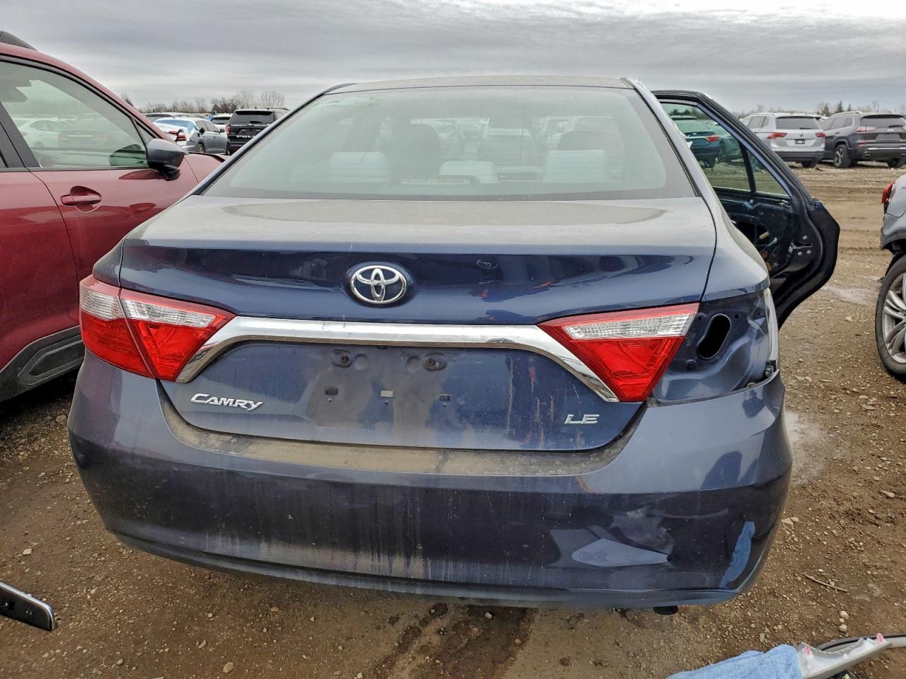 Toyota Camry Le Image 4