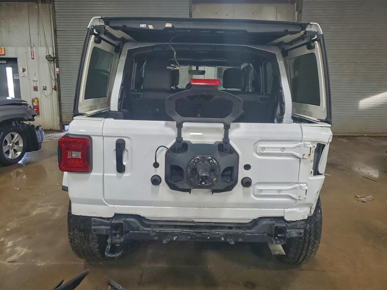 Jeep Wrangler Sahara Image 11