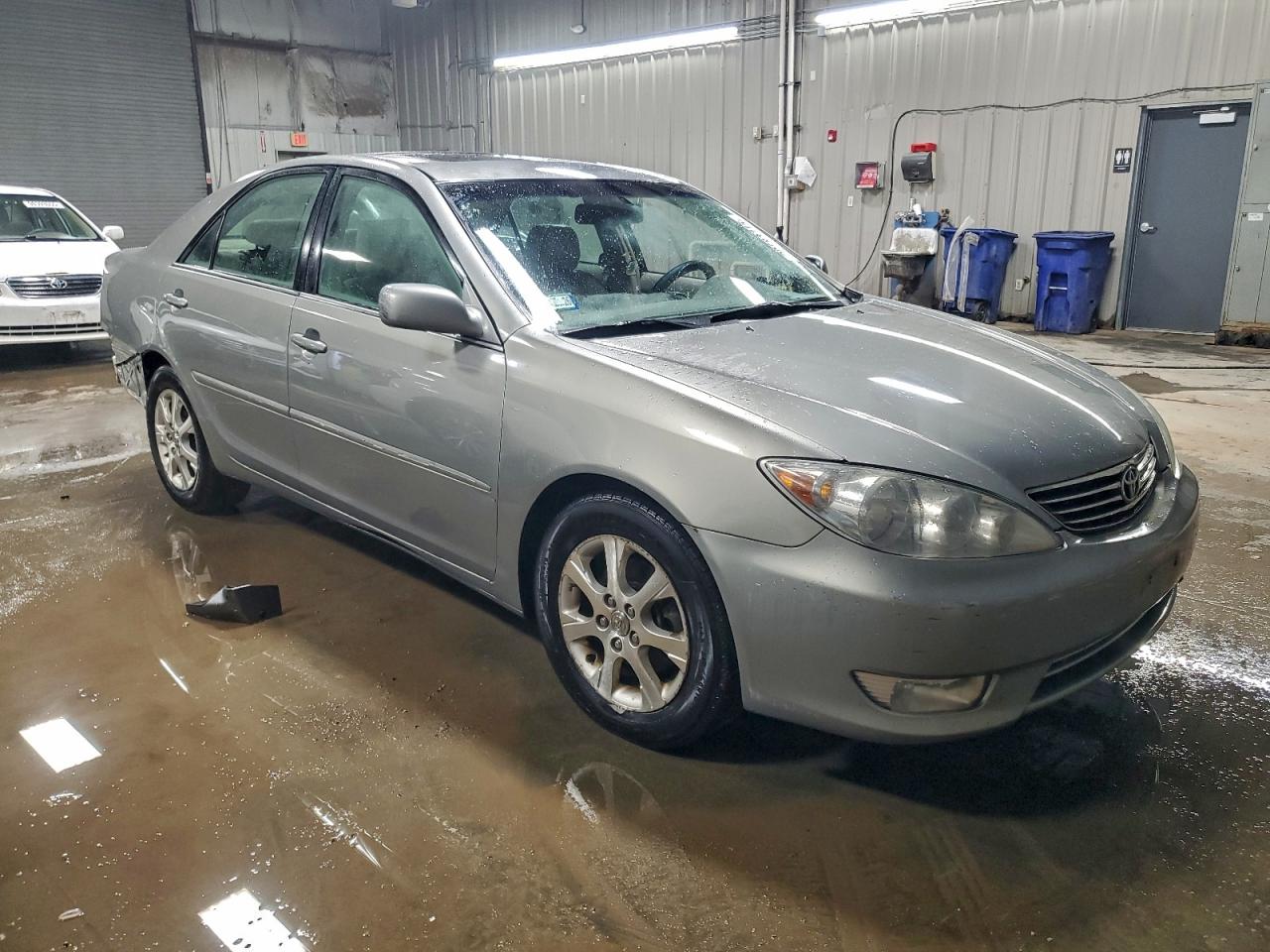 Toyota Camry Le Image 4