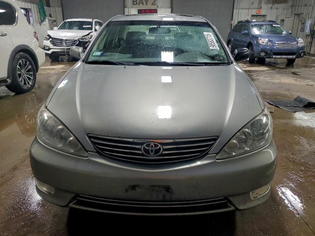 Toyota Camry Le Image 7