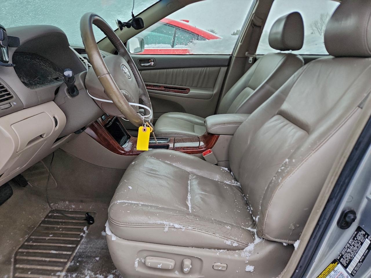 Toyota Camry Le Image 5