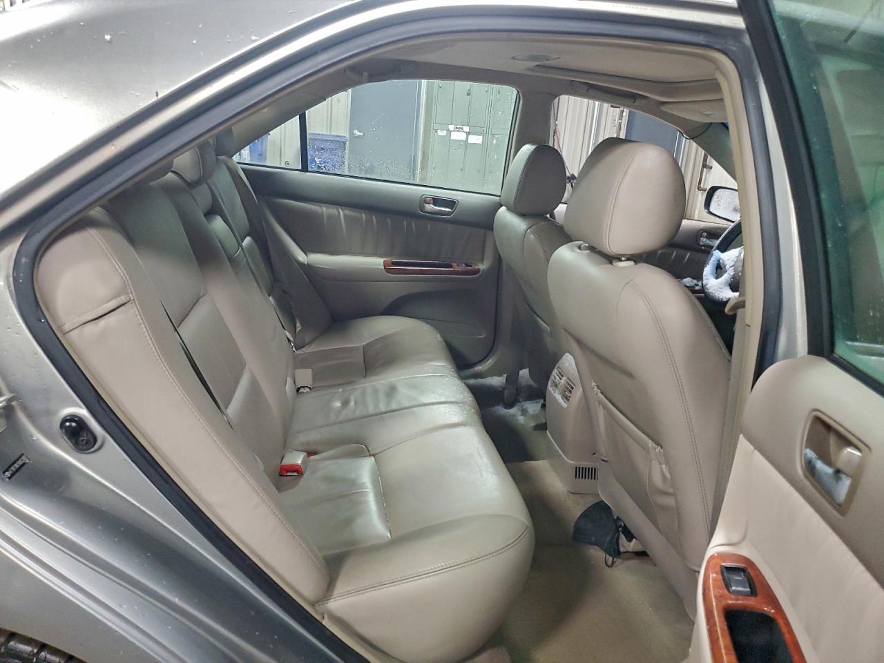 Toyota Camry Le Image 8