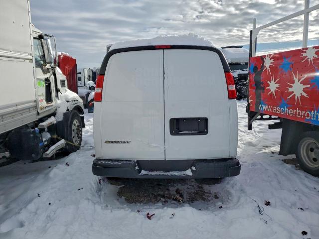 Chevrolet Express Image 3