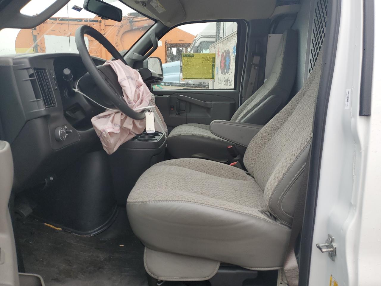 Chevrolet Express Image 9