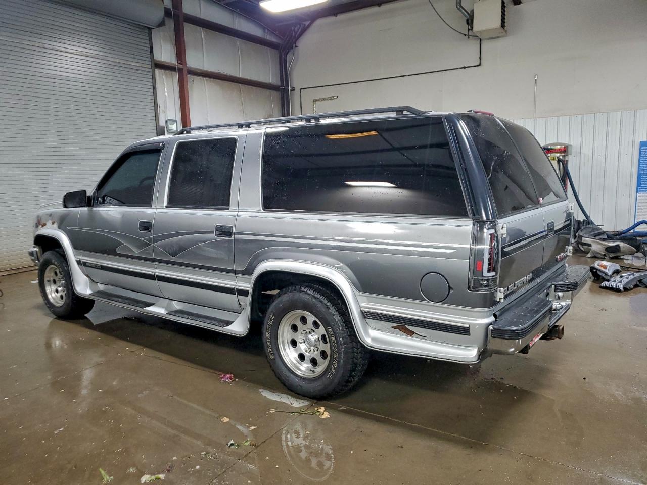 GMC Suburban K1500 Image 3