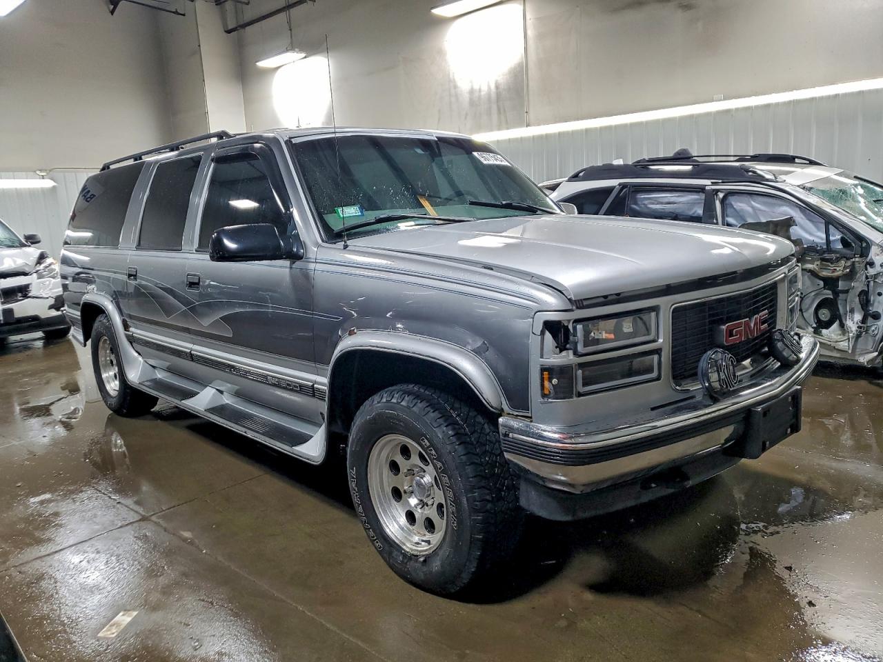 GMC Suburban K1500 Image 7