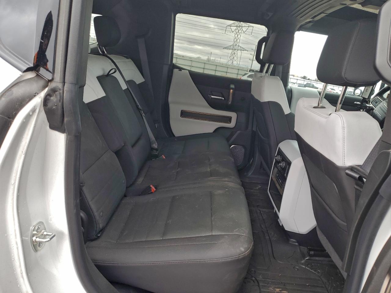 GMC Hummer Suv 2x Image 13