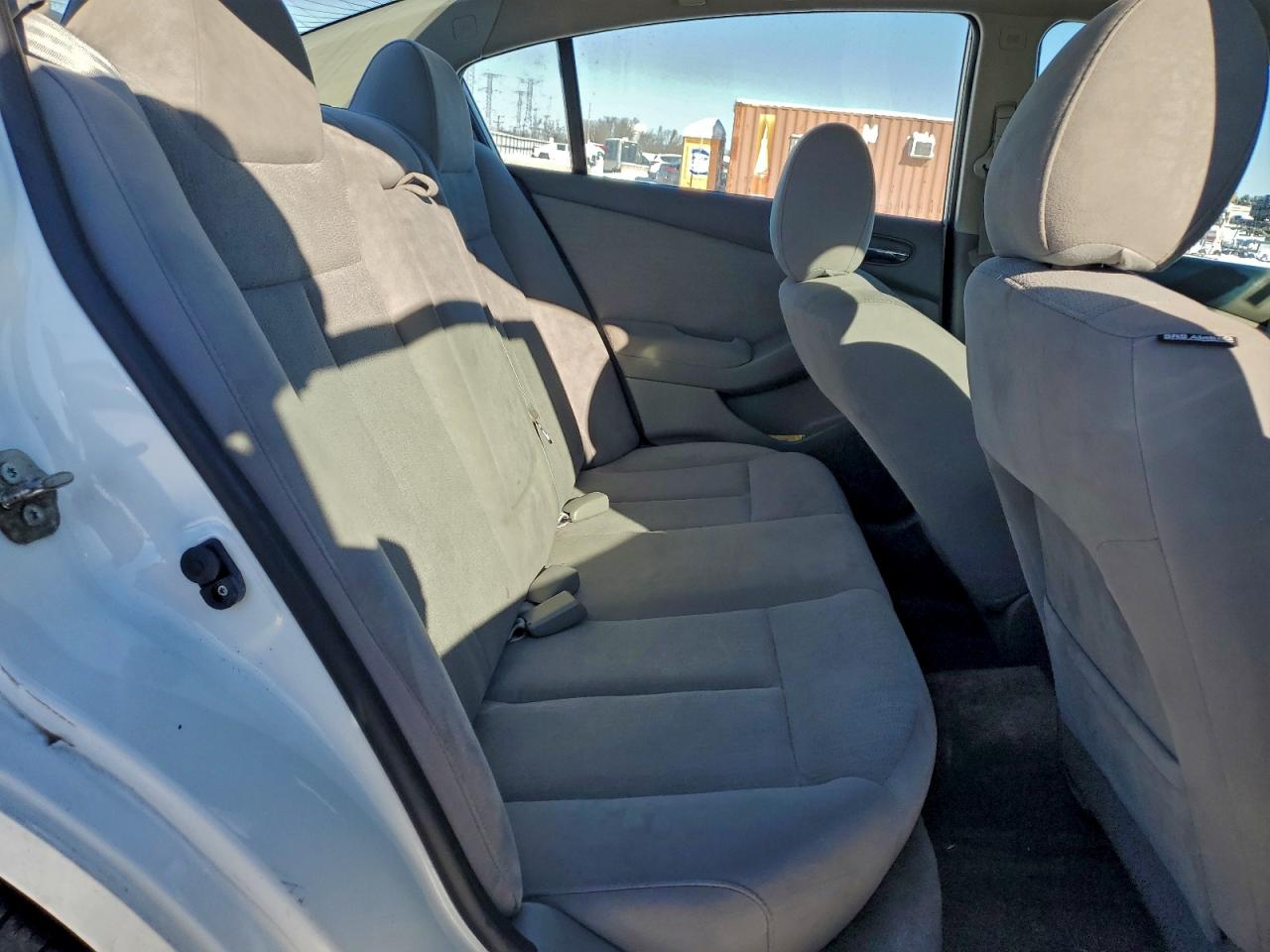 Nissan Altima Base Image 9