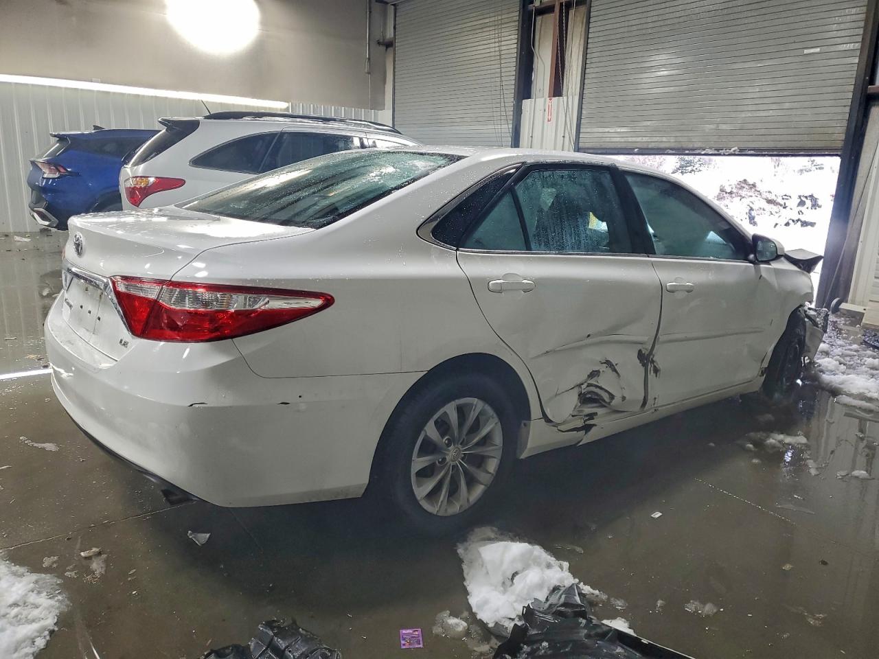 Toyota Camry Le Image 2