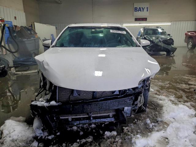 Toyota Camry Le Image 4