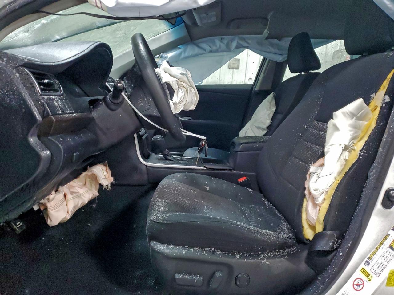 Toyota Camry Le Image 11