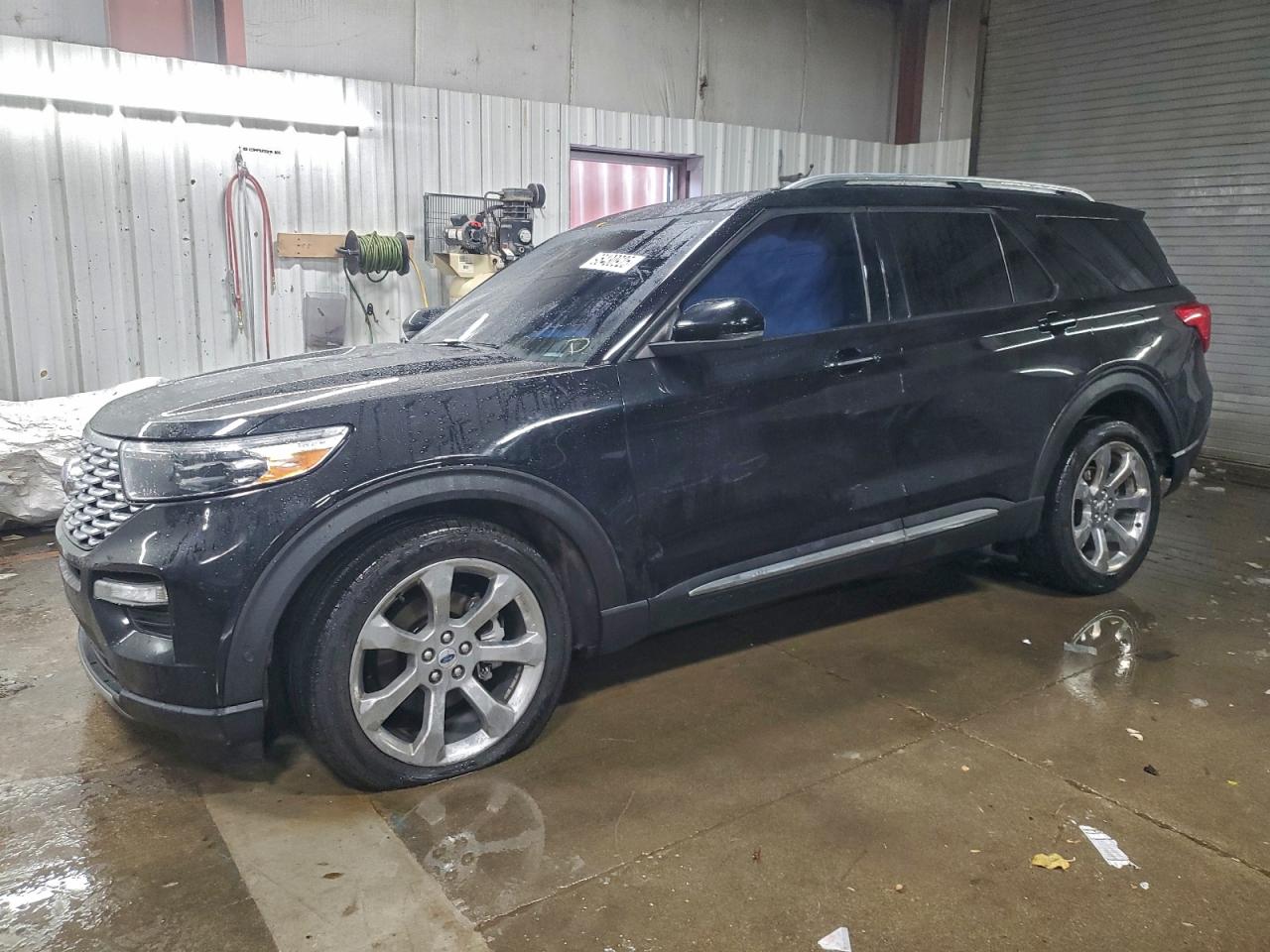 Ford Explorer Platinum Image 1