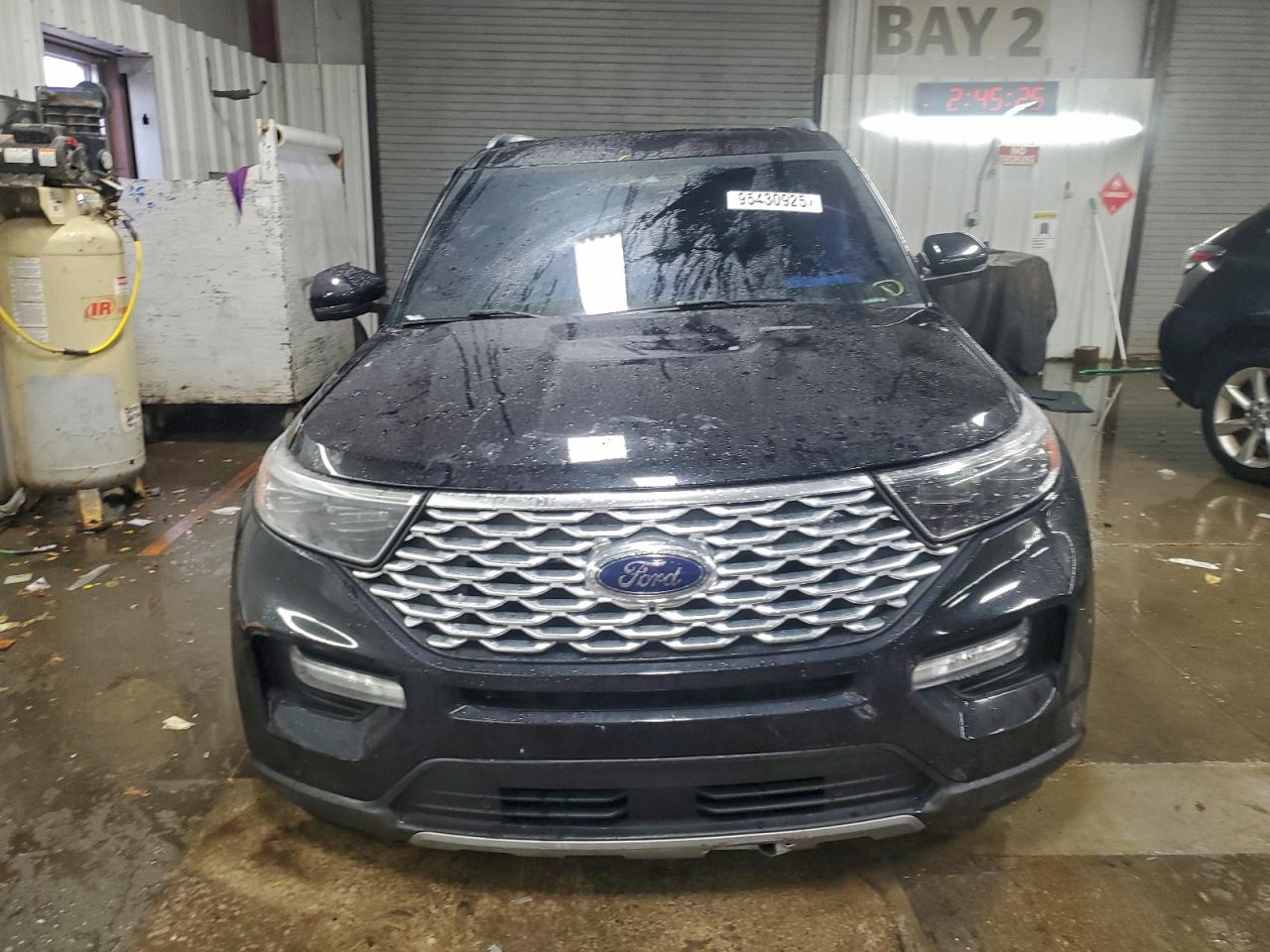 Ford Explorer Platinum Image 2
