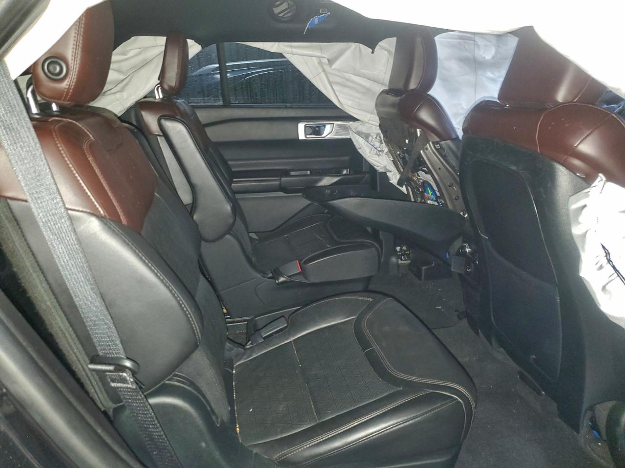 Ford Explorer Platinum Image 3