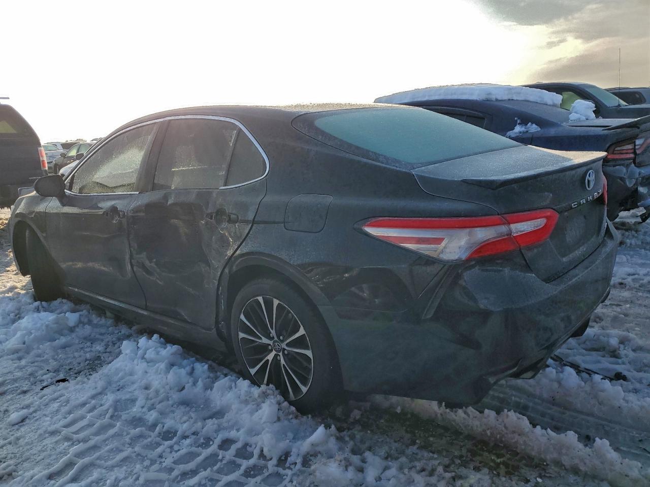 Toyota Camry L Image 2