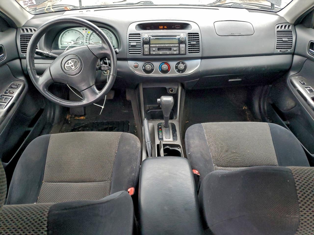 Toyota Camry Le Image 5