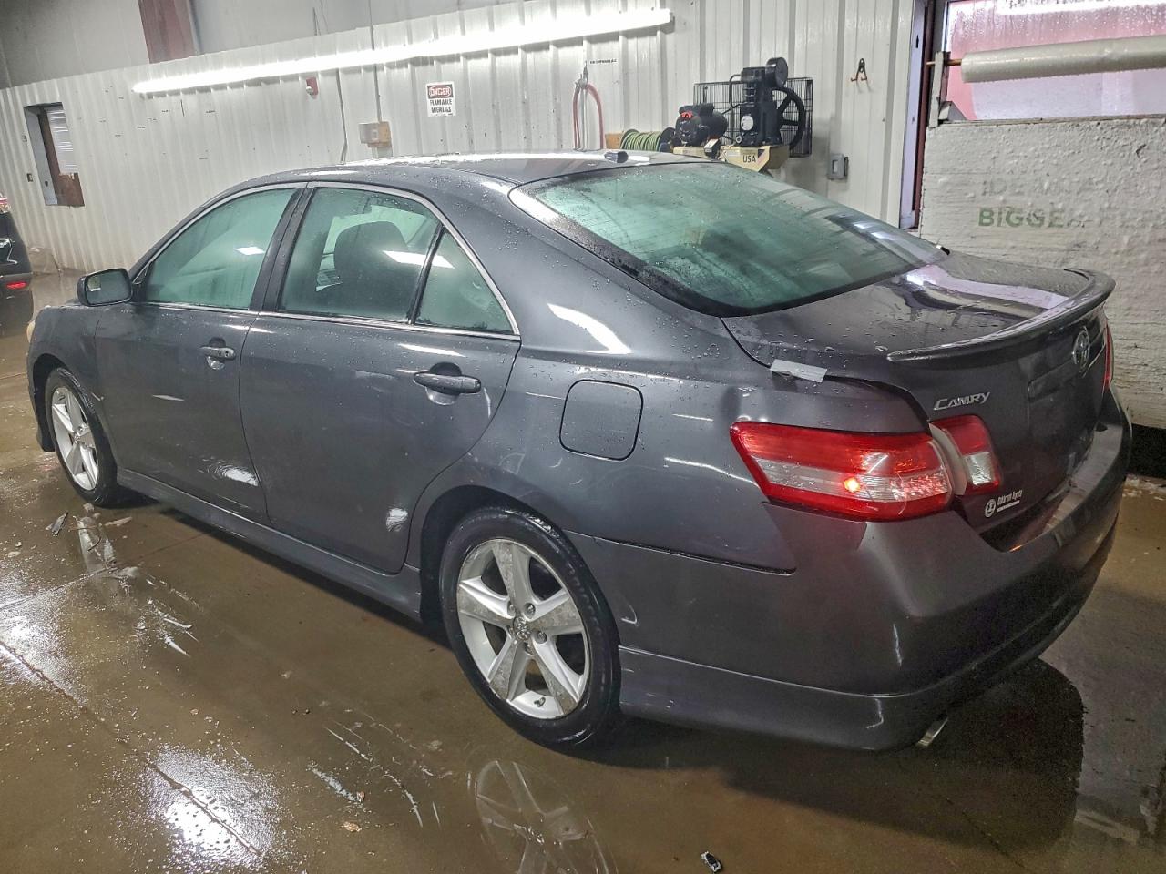 Toyota Camry Base Image 2