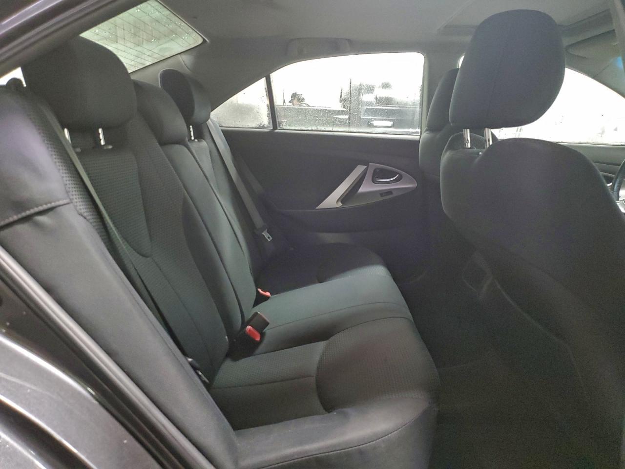 Toyota Camry Base Image 8